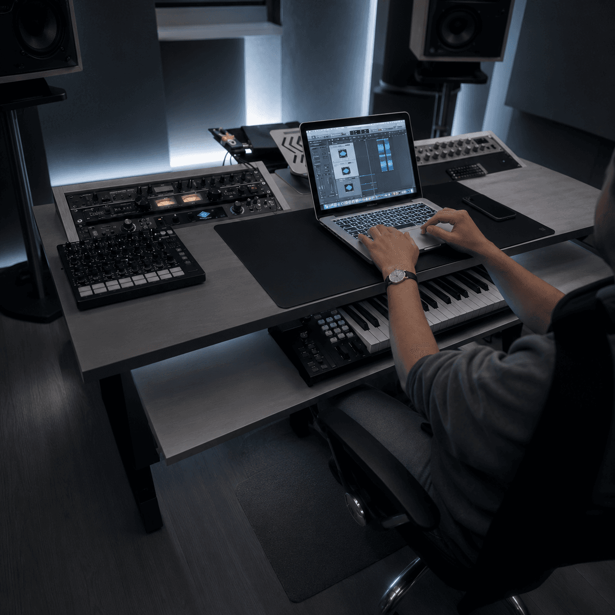 Продюсер за работой в студии Блик Мьюзик — MIDI-контроллер, drum pad